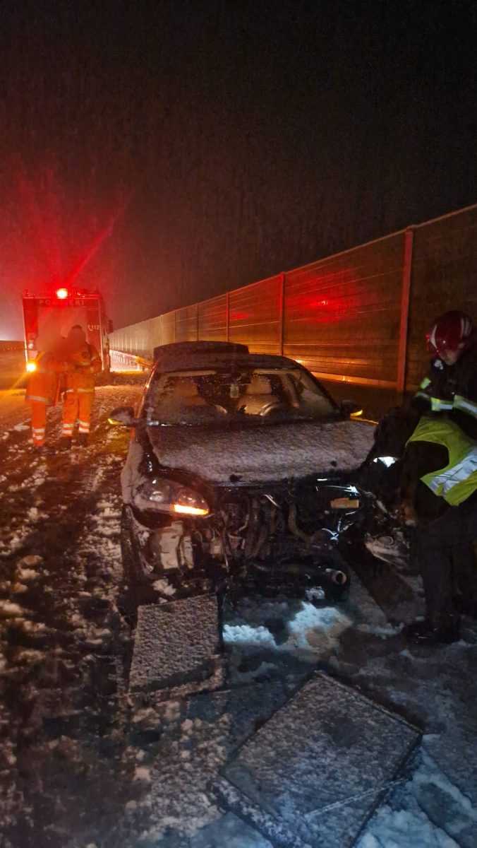 Accident pe Autostrada A1 Un autoturism a lovit parapetul