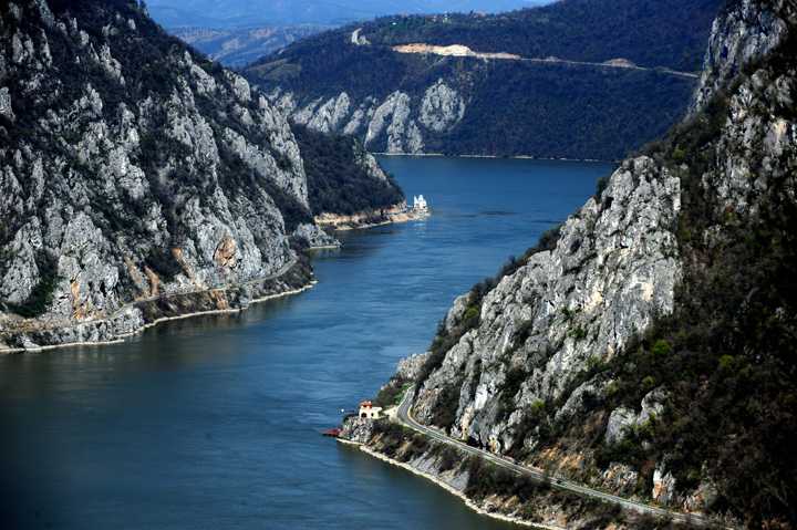 Alerta hidrologica Debit crescut al Dunariei depaseste limitele normale si genereaza riscuri de viituri rapide in diferite regiuni ale tarii