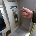 Au gasit un card bancar la Targul din Bradu si au mers la cumparaturi acum au dosar penal