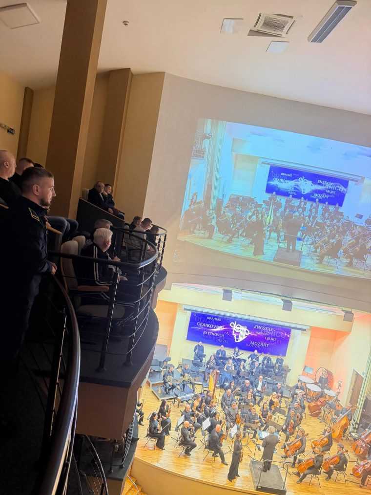 Detinutii de la Mioveni au participat la concertul violonistei Sarah Nemtanu