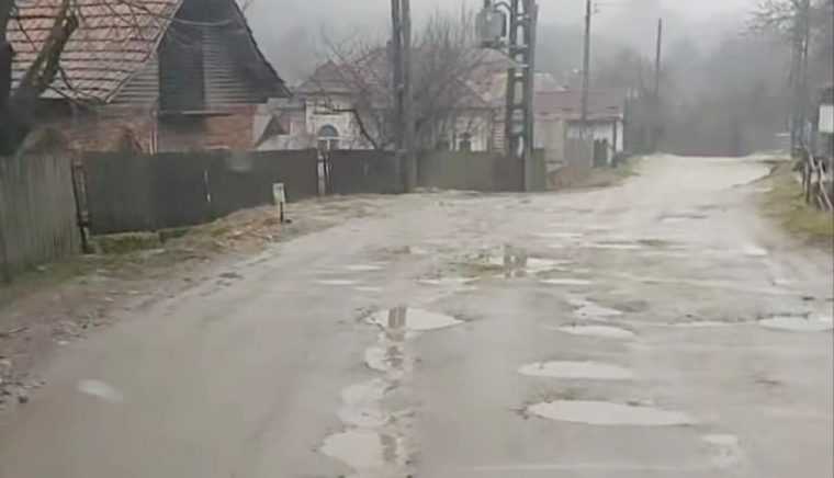 Din atatea strategii CJ Arges nu a observat de 16 ani un drum in stare deplorabila