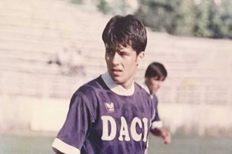 Dincolo de gazon Cristi Negru Din primii bani castigati la FC Arges mi am cumparat o combina muzicala