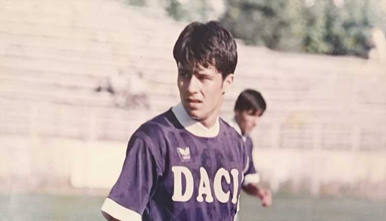 Dincolo de gazon Cristi Negru Din primii bani castigati la FC Arges mi am cumparat o combina muzicala