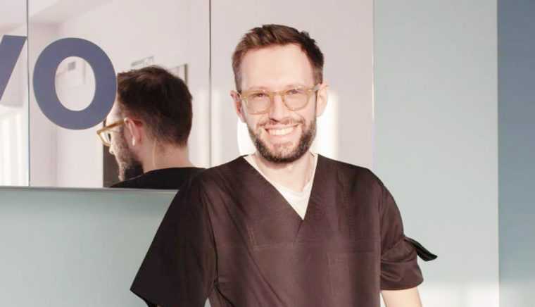 Echipa Clinicii Dentalix si dr Vlad Negru ofera ingrijiri dentare gratuite seniorilor de la un azil din Negresti