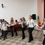Localnicii au dansat hora la Calinesti