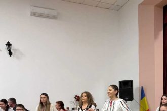 Localnicii au dansat hora la Calinesti