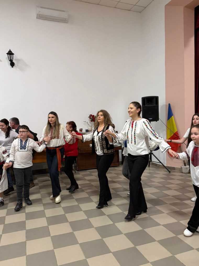 Localnicii au dansat hora la Calinesti