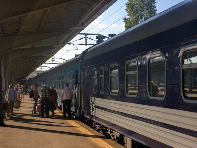 Lovitura pentru transportul feroviar furturi de cabluri si distrugeri au blocat circulatia Trenurile circula in regim de urgenta