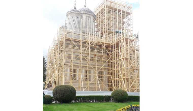 Manastirea Curtea de Arges va fi inchisa in urmatorii doi ani