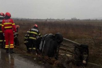 Masina rasturnata in rond la Mioveni