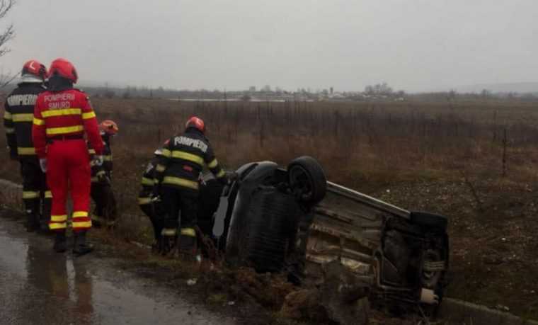 Masina rasturnata in rond la Mioveni
