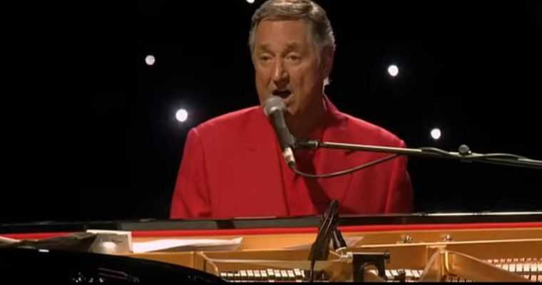 Neil Sedaka cantaretul si compozitorul a zeci de hituri din anii 60 si 70 a decedat la varsta de 86 de ani