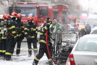 O femeie a decedat dupa ce masina electrica in care se afla a fost cuprinsa de flacari