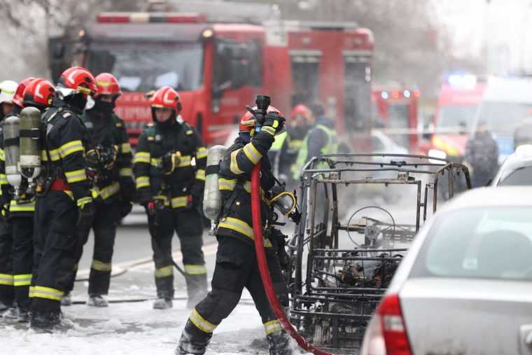 O femeie a decedat dupa ce masina electrica in care se afla a fost cuprinsa de flacari