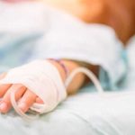 O fetita de 4 ani se afla in coma la spital iar mama afirma ca a cazut din pat