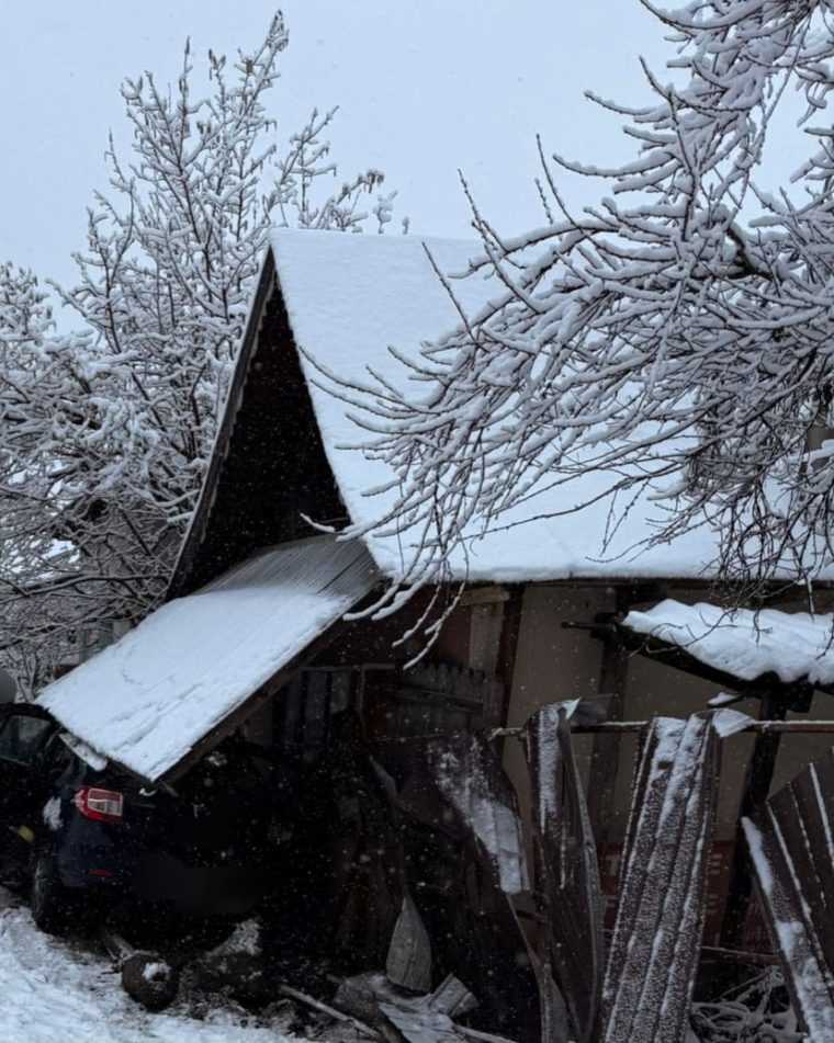 O masina a iesit de pe drum la Cosesti avariind o casa