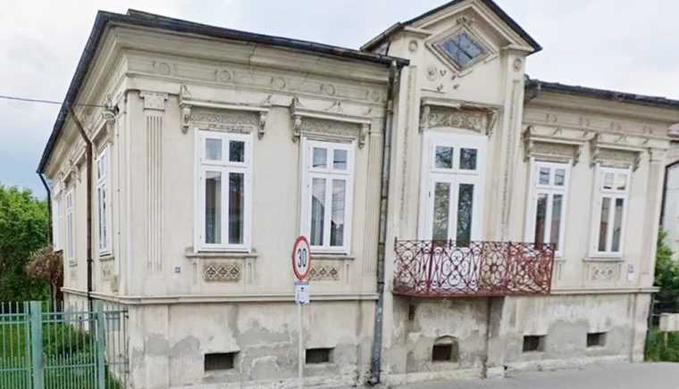 O portiune dintr o cladire istorica din Campulung disponibila la vanzare pentru 10000 de euro