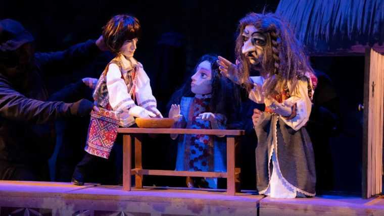 Papusi de toate dimensiunile in spectacol la Pitesti