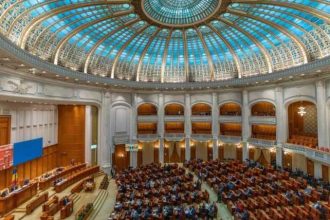 Parintii cu doi copii ar putea fi scutiti complet de impozitul pe venit Proiectul de lege va fi supus votului deciziv in Camera Deputatilor