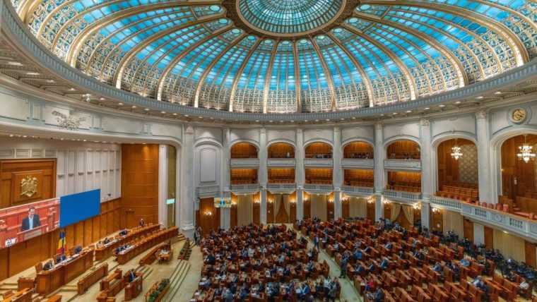 Parintii cu doi copii ar putea fi scutiti complet de impozitul pe venit Proiectul de lege va fi supus votului deciziv in Camera Deputatilor