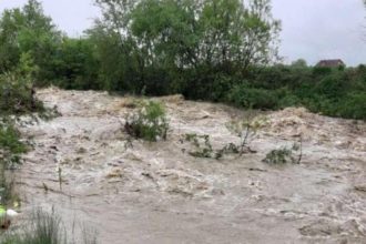 Pericol de viituri rapide si inundatii in aproape toata tara pana luni la pranz