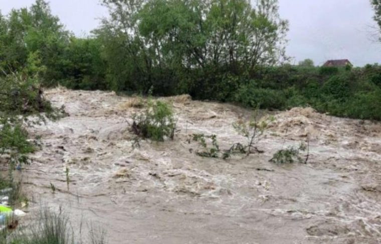 Pericol de viituri rapide si inundatii in aproape toata tara pana luni la pranz