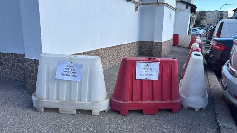 Pericol la un bloc din Pitesti Se desprind bucati din facada