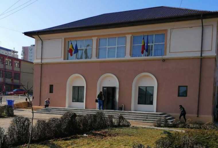 Piteshti Sala Lumina va purta numele Costin