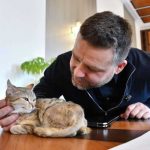 Primarul Capitalei Ciprian Ciucu a adoptat o pisica ranita si a adus o in biroul sau