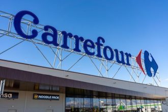 Proprietarii Dedeman achizitioneaza Carrefour Romania pentru 823 de milioane de euro