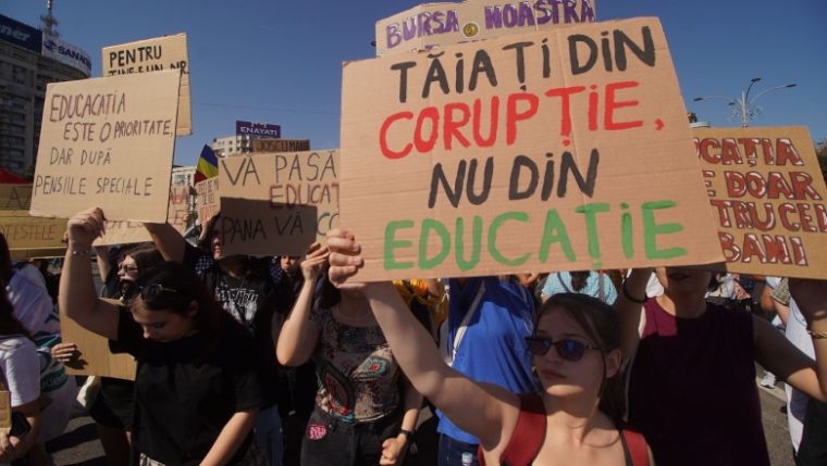 Scoala sufer iar voi v batei joc de noi Peste 3000 de angajai din Educaie la Guvern