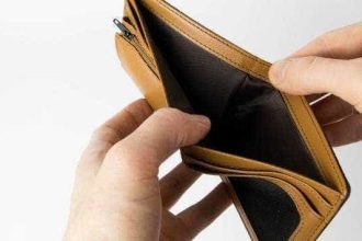 Soc pentru un sofer din Bucuresti si a dus masina la spalat si a ramas fara banii din portofel