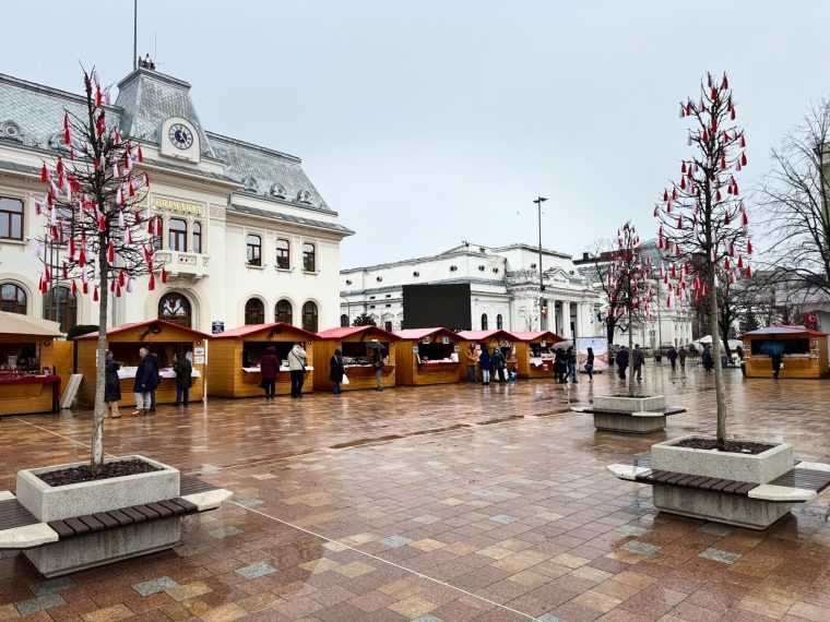 Targul de martisoare a fost deschis in Piata Primariei Pitesti