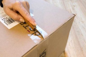 Tineri cercetati dupa ce ar fi inselat mai multi vanzatori de pe OLX cu AWB uri false