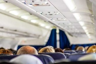 Trei insotitori de zbor au fost spitalizati dupa ce un pasager le a dat bomboane cu canabis