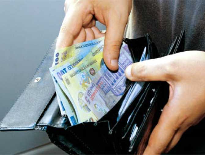 Un pitestean a furat o borseta cu 2000 de lei si un card de pe care a retras bani