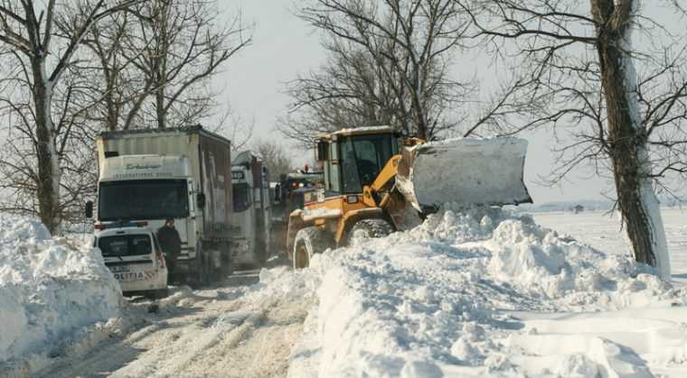Zeci de drumuri inchise din cauza viscolului A fost emis cod galben pentru 16 judete
