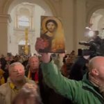 Zeci de sustinatori ai lui Calin Georgescu au patruns in Curtea de Apel Bucuresti