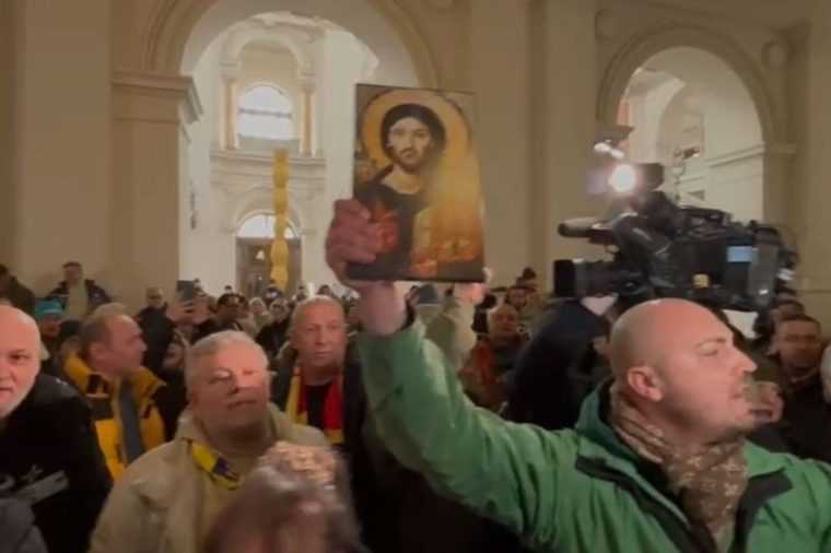 Zeci de sustinatori ai lui Calin Georgescu au patruns in Curtea de Apel Bucuresti