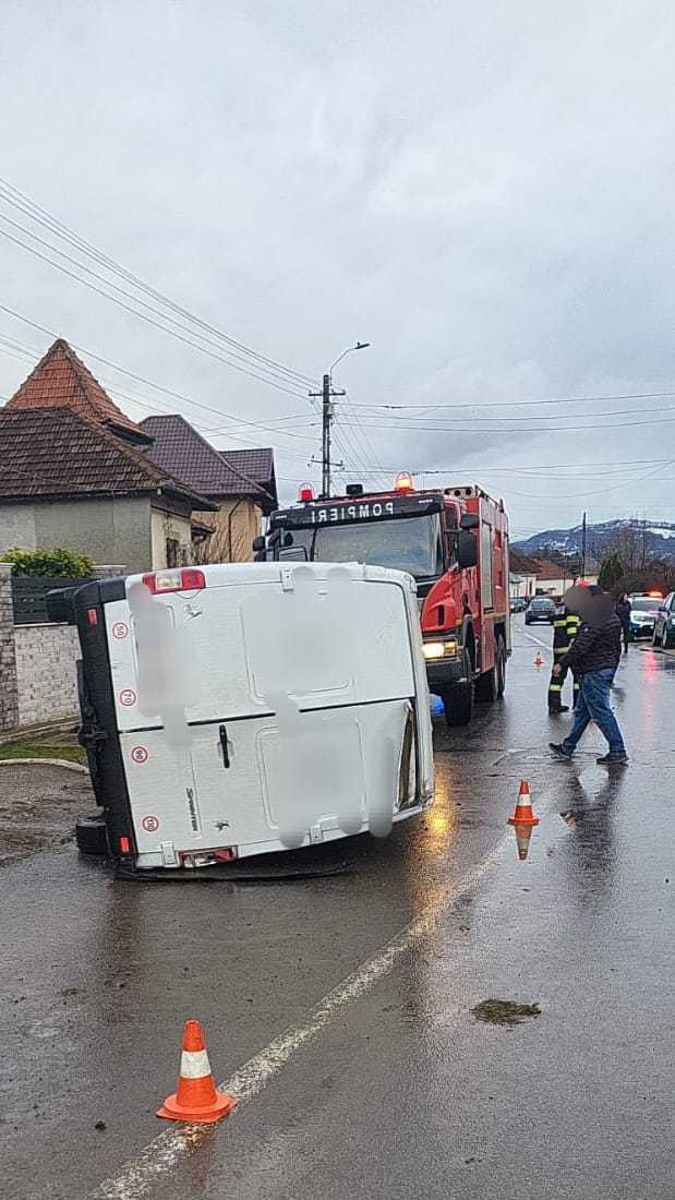 camioneta rasturnata in leresti