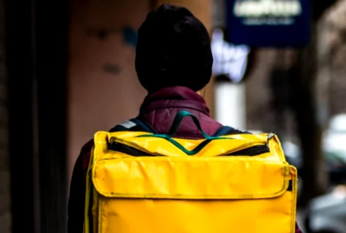 comanda capcana in bucuresti un livrator nigerian atacat cu cutite si jefuit de trei tineri