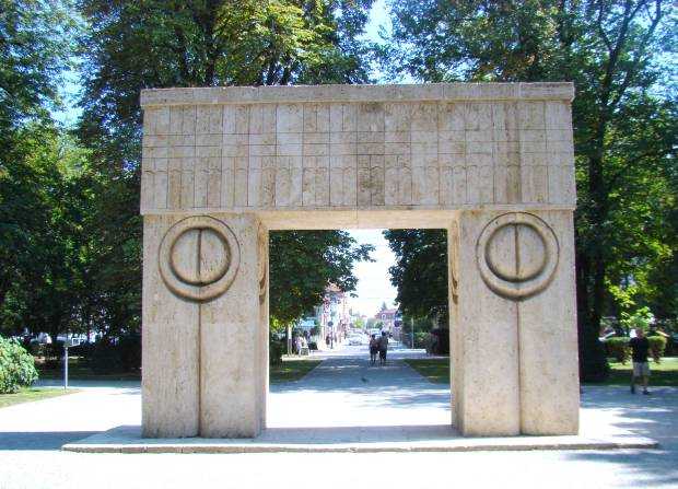 incident misterios la targu jiu de dragobete un fragment cazut dintr o sculptura a lui brancusi