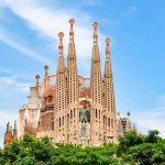 moment istoric la barcelona s a instalat ultima piesa a turnului central al bazilicii sagrada familia