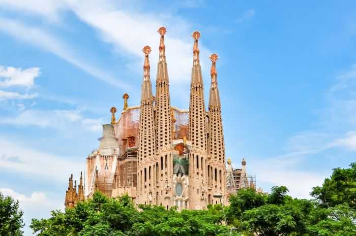 moment istoric la barcelona s a instalat ultima piesa a turnului central al bazilicii sagrada familia