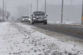 ninsorile afecteaza traficul in arges acumulari de zapada pe doua drumuri frecventate