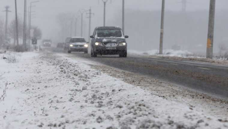 ninsorile afecteaza traficul in arges acumulari de zapada pe doua drumuri frecventate