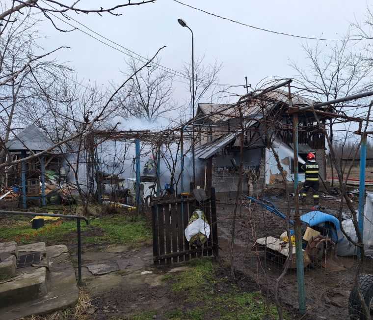 video incendiu in arges la costesti o casa si o anexa sunt cuprinse de flacari