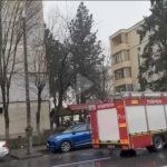 video incendiu provocat de o candela persoane evacuate dintr un bloc din pitesti