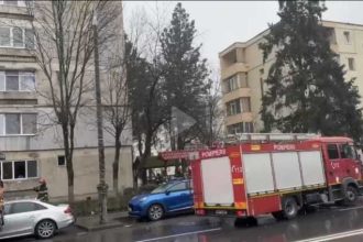 video incendiu provocat de o candela persoane evacuate dintr un bloc din pitesti