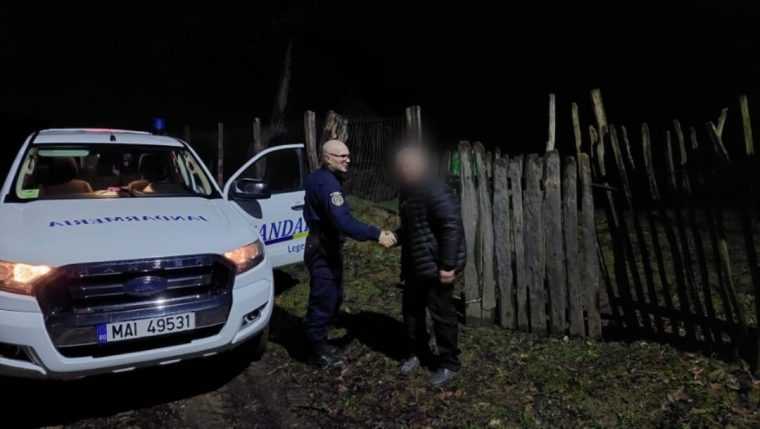 video reactia rapida a jandarmilor din arges un barbat de 70 de ani ajutat sa se intoarca acasa